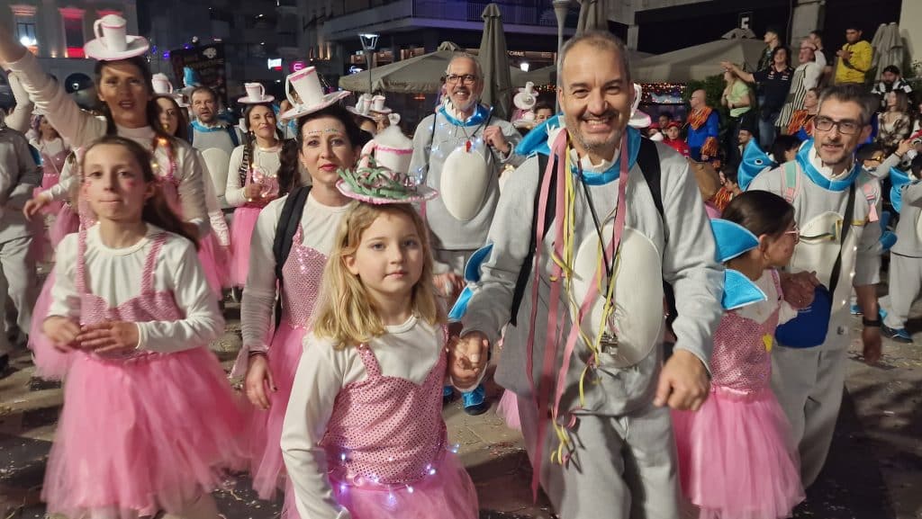 Πάτρα: Δείτε εκατοντάδες φωτό από τη νυχτερινή παρέλαση