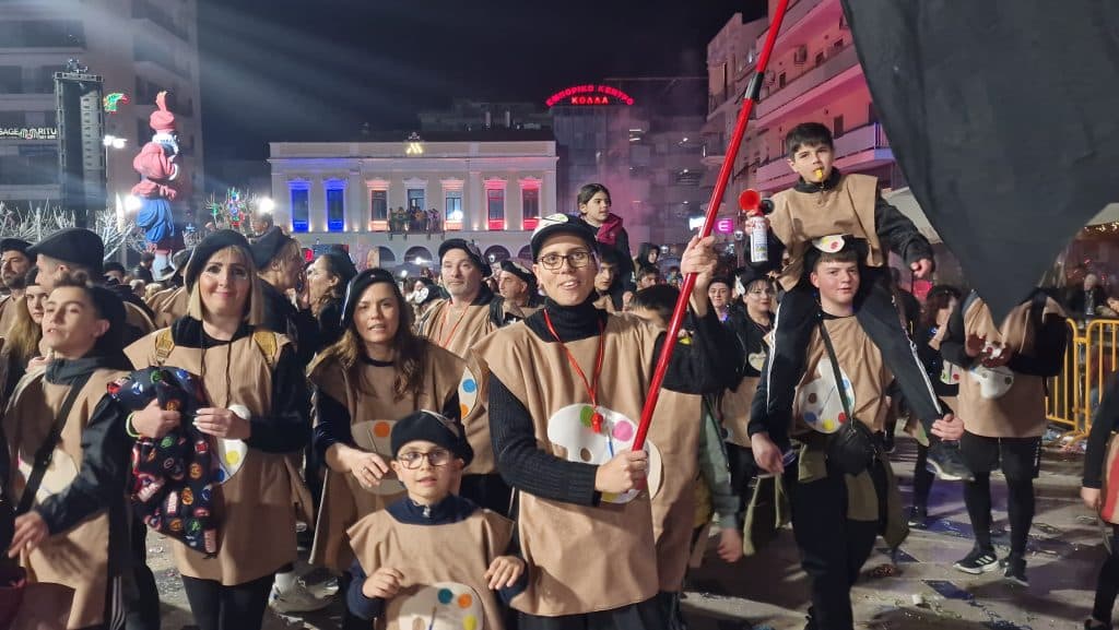 Πάτρα: Δείτε εκατοντάδες φωτό από τη νυχτερινή παρέλαση