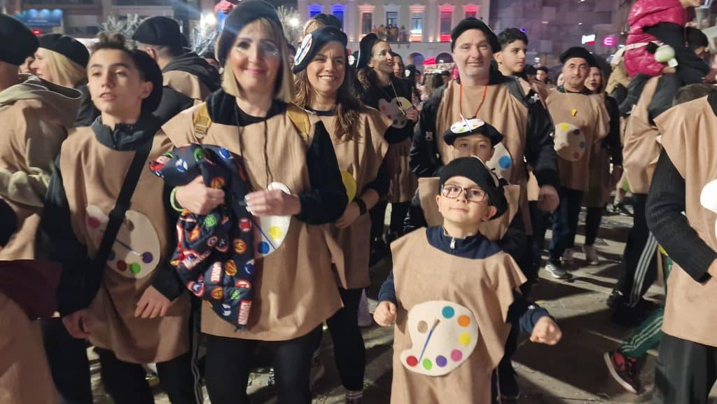 Πάτρα: Δείτε εκατοντάδες φωτό από τη νυχτερινή παρέλαση