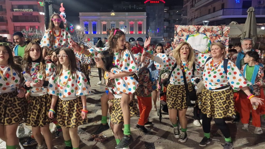 Πάτρα: Δείτε εκατοντάδες φωτό από τη νυχτερινή παρέλαση