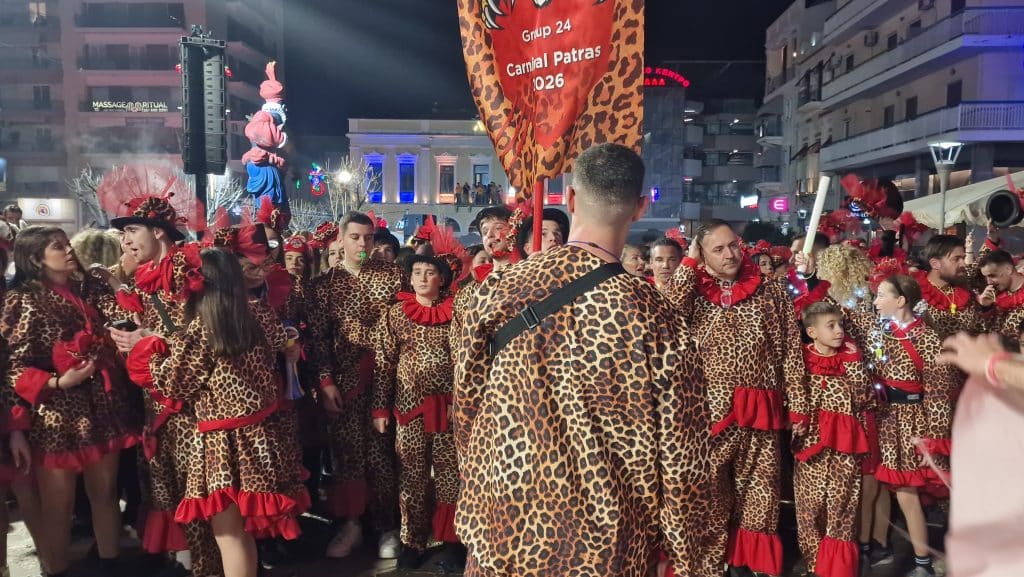 Πάτρα: Δείτε εκατοντάδες φωτό από τη νυχτερινή παρέλαση