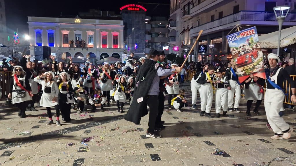 Πάτρα: Δείτε εκατοντάδες φωτό από τη νυχτερινή παρέλαση