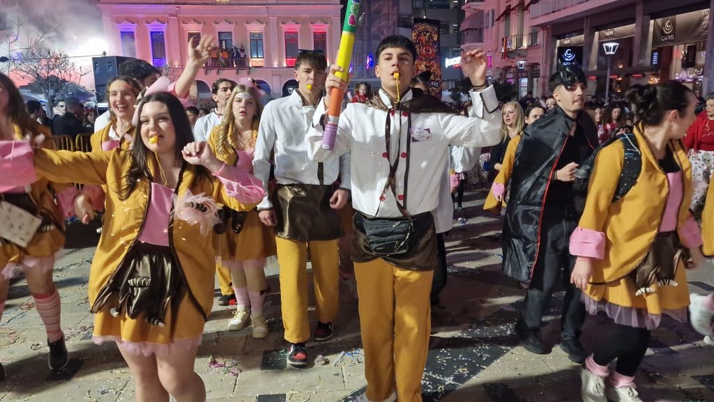 Πάτρα: Δείτε εκατοντάδες φωτό από τη νυχτερινή παρέλαση