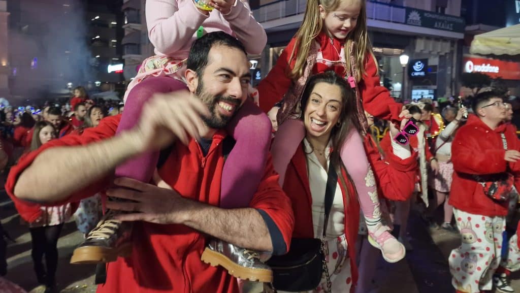 Πάτρα: Δείτε εκατοντάδες φωτό από τη νυχτερινή παρέλαση