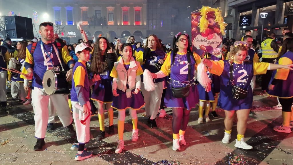 Πάτρα: Δείτε εκατοντάδες φωτό από τη νυχτερινή παρέλαση