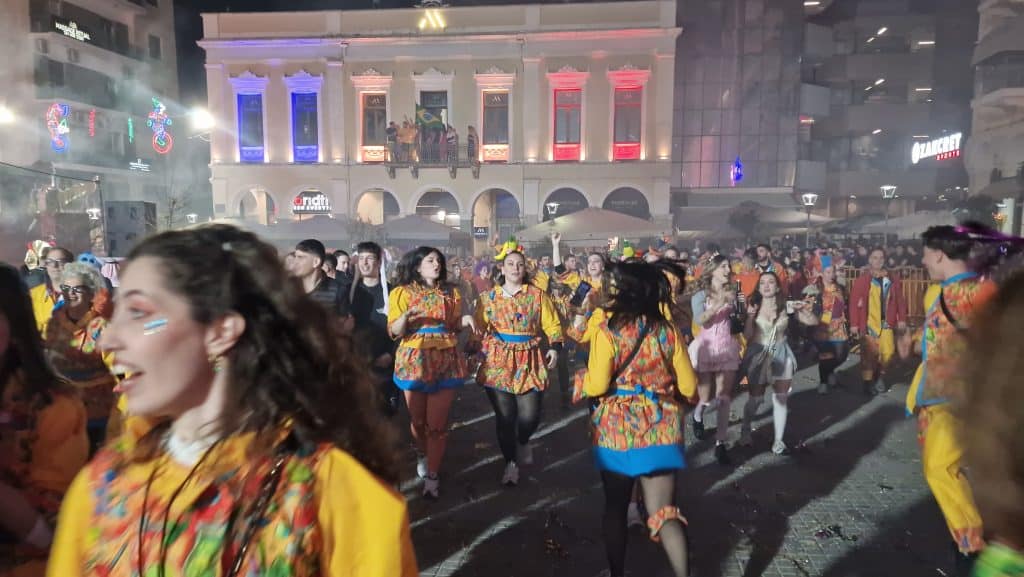 Πάτρα: Δείτε εκατοντάδες φωτό από τη νυχτερινή παρέλαση