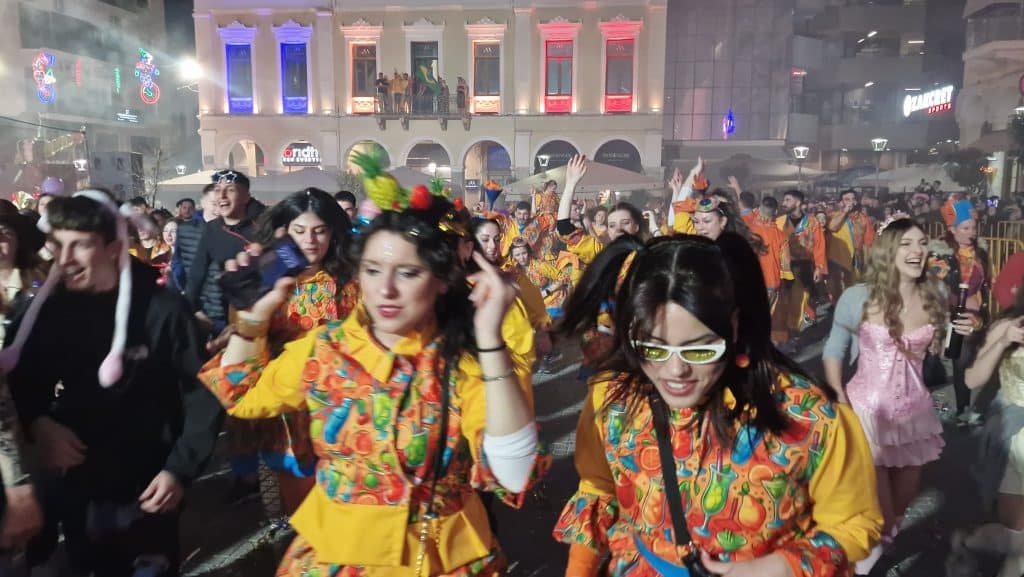 Πάτρα: Δείτε εκατοντάδες φωτό από τη νυχτερινή παρέλαση