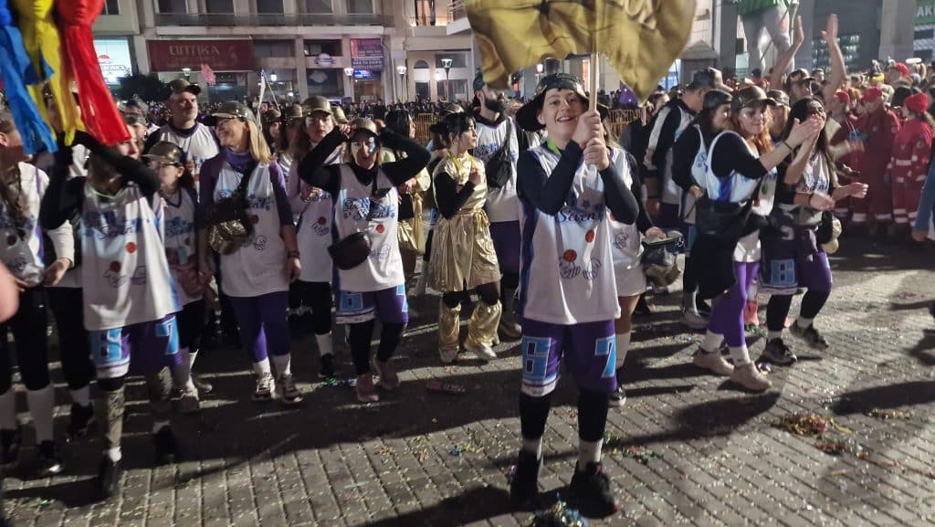 Πάτρα: Δείτε εκατοντάδες φωτό από τη νυχτερινή παρέλαση