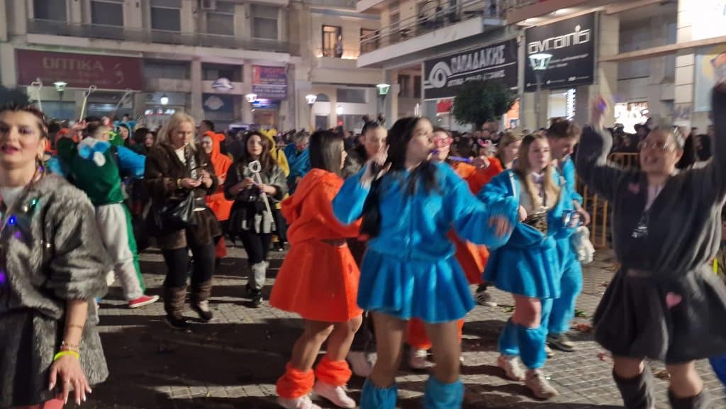 Πάτρα: Δείτε εκατοντάδες φωτό από τη νυχτερινή παρέλαση