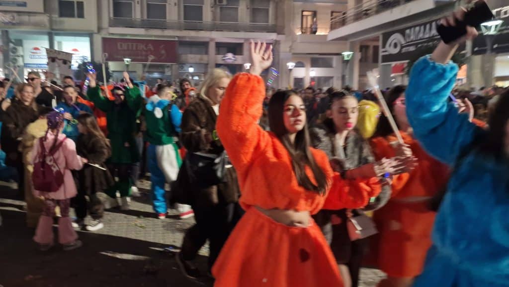 Πάτρα: Δείτε εκατοντάδες φωτό από τη νυχτερινή παρέλαση