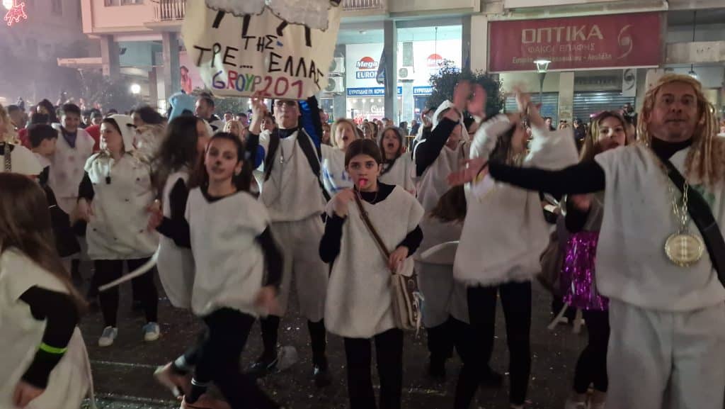 Πάτρα: Δείτε εκατοντάδες φωτό από τη νυχτερινή παρέλαση