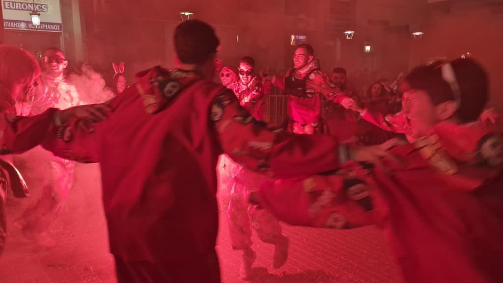 Πάτρα: Δείτε εκατοντάδες φωτό από τη νυχτερινή παρέλαση