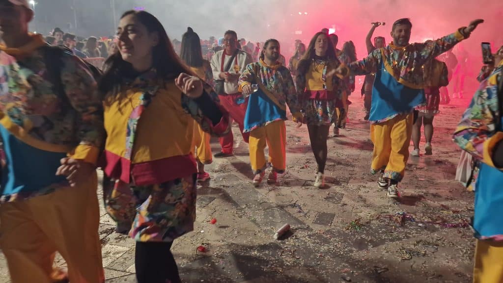 Πάτρα: Δείτε εκατοντάδες φωτό από τη νυχτερινή παρέλαση