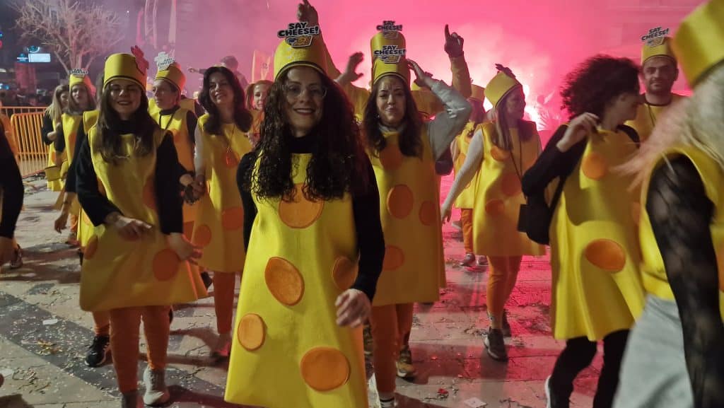 Πάτρα: Δείτε εκατοντάδες φωτό από τη νυχτερινή παρέλαση