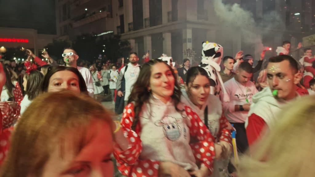 Πάτρα: Δείτε εκατοντάδες φωτό από τη νυχτερινή παρέλαση