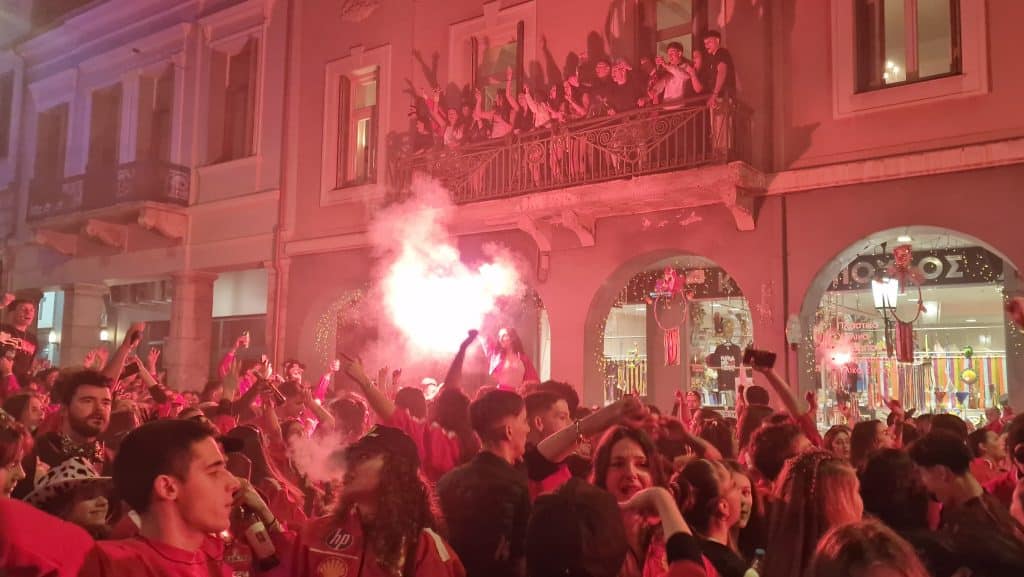 Πάτρα: Δείτε εκατοντάδες φωτό από τη νυχτερινή παρέλαση