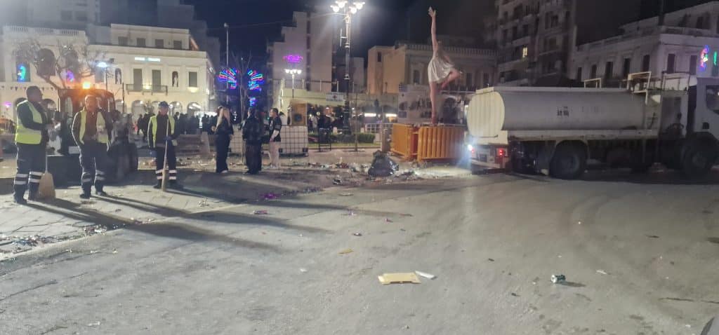 Πάτρα: Δείτε πώς γινόταν πεντακάθαρη κάθε πρωί η πόλη - Τόνοι σκουπιδιών μαζεύτηκαν - Βιντεο και φωτο