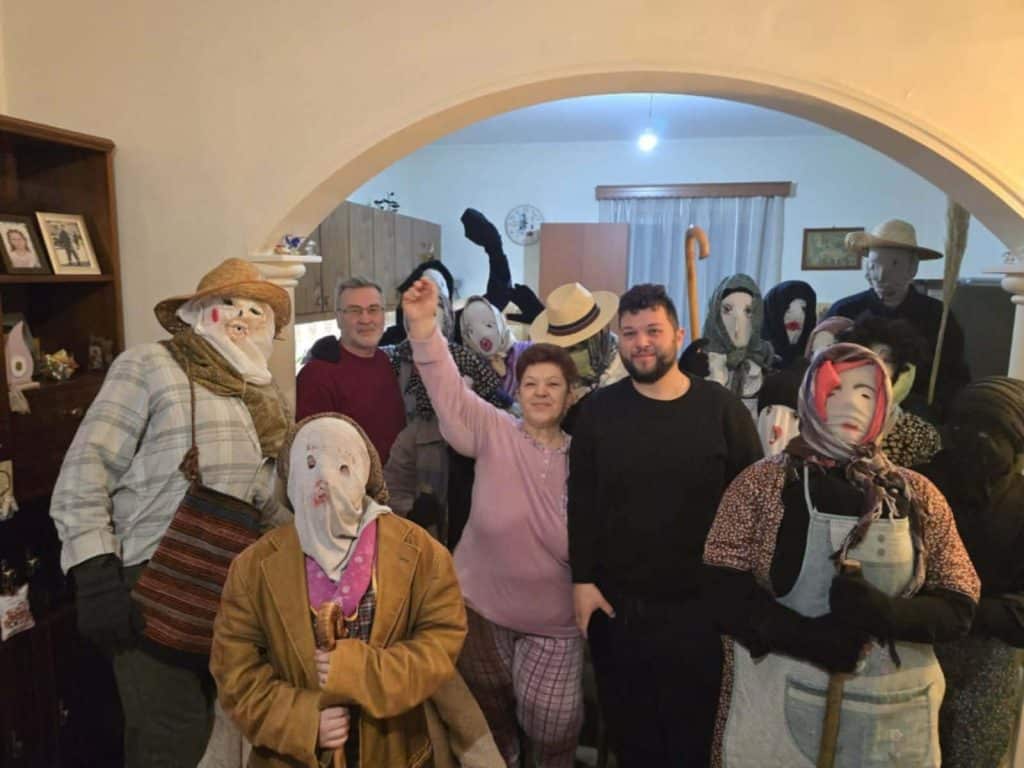 Πάτρα: "Κουκουλοφόροι" μπήκαν στα σπίτια στο Σούλι - Δείτε φωτό