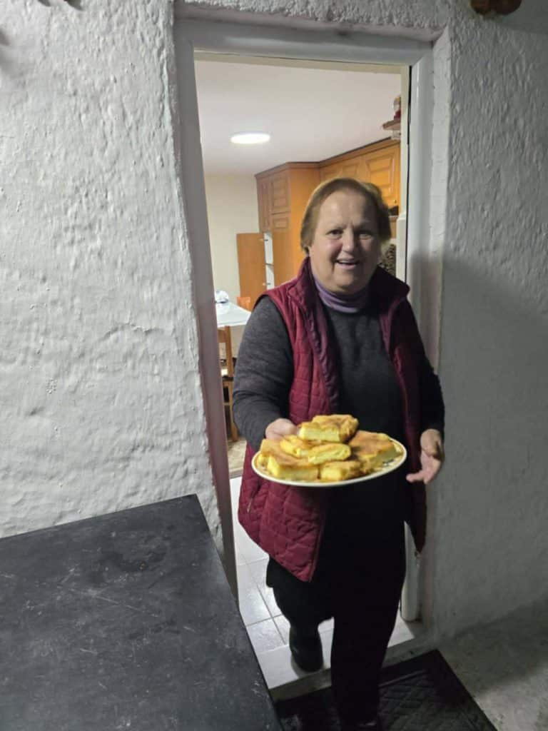 Πάτρα: "Κουκουλοφόροι" μπήκαν στα σπίτια στο Σούλι - Δείτε φωτό