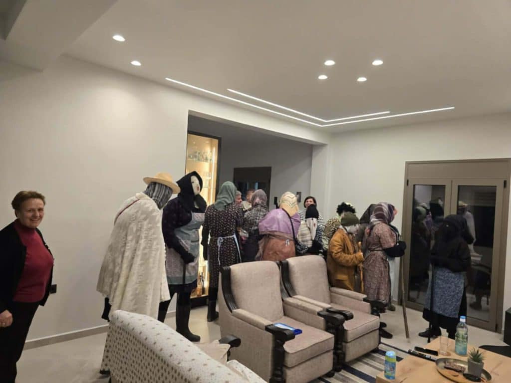 Πάτρα: "Κουκουλοφόροι" μπήκαν στα σπίτια στο Σούλι - Δείτε φωτό