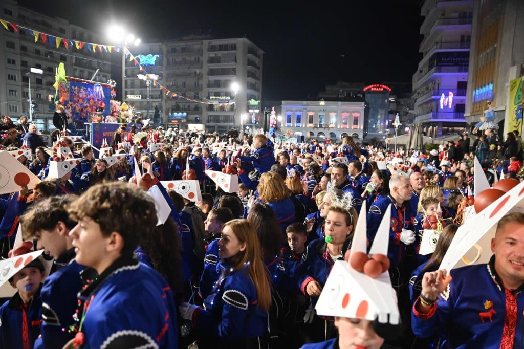 Πάτρα: Ποτάμι χαράς στη Νυχτερινή Ποδαράτη - Δεκάδες φωτό από την παρέλαση