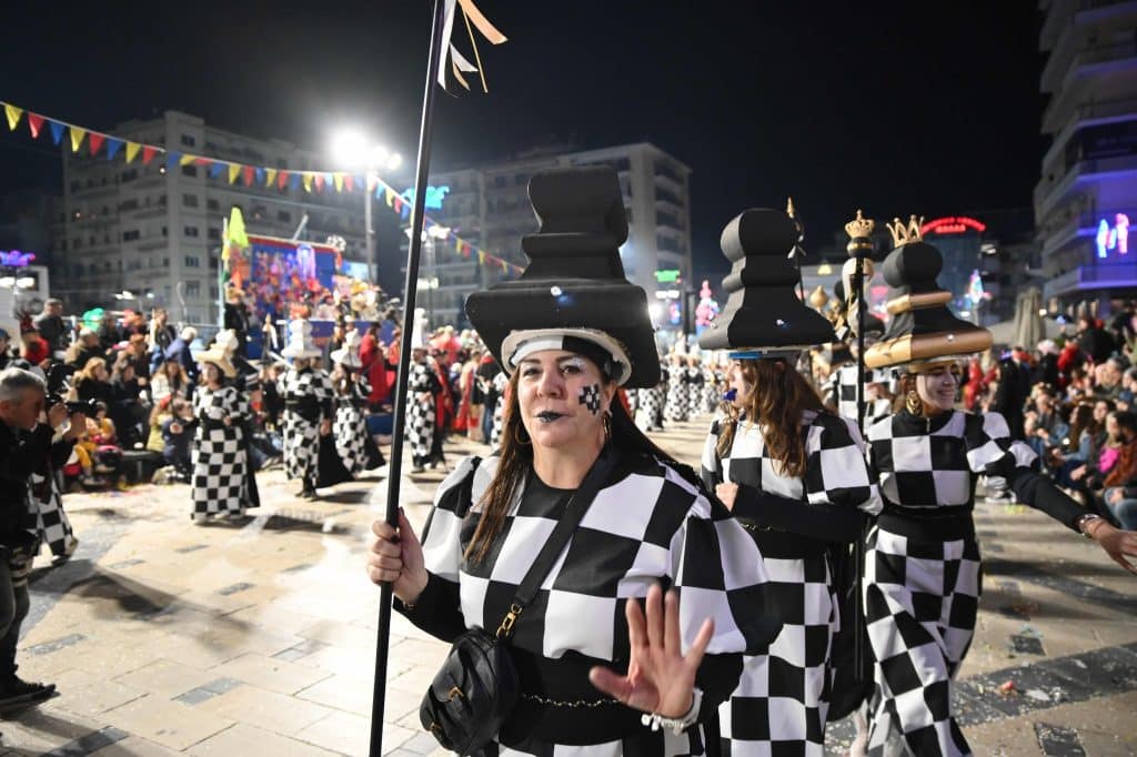 Πάτρα: Ποτάμι χαράς στη Νυχτερινή Ποδαράτη - Δεκάδες φωτό από την παρέλαση