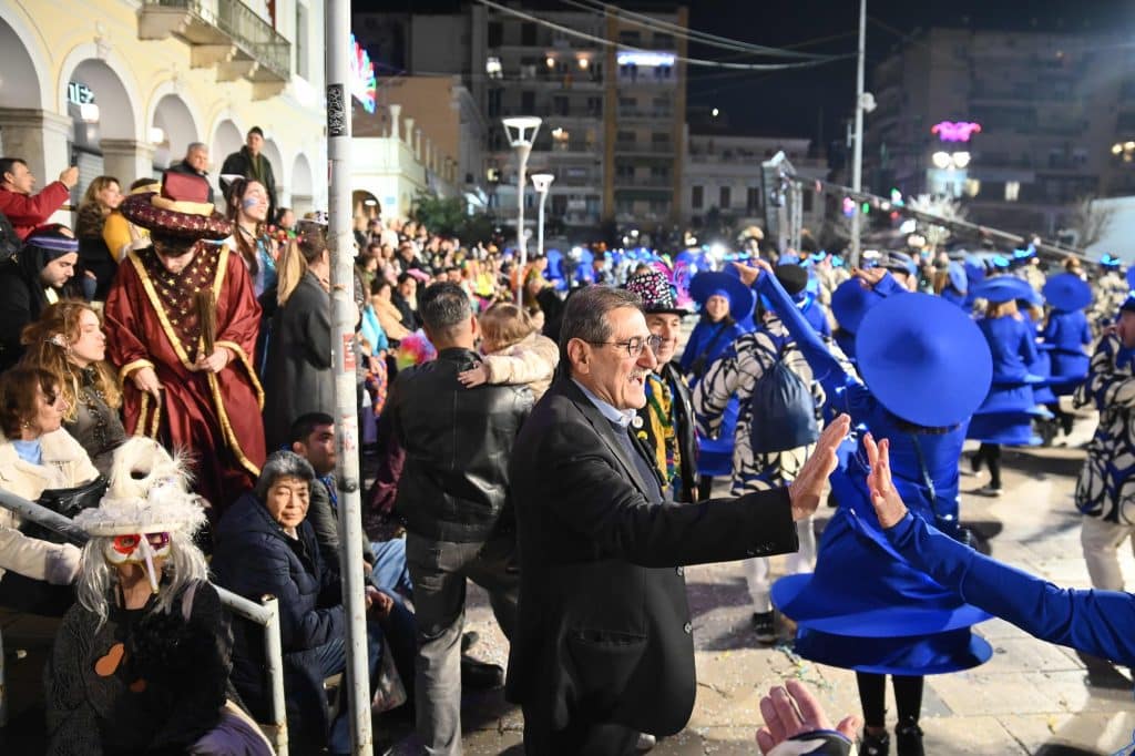 Πάτρα: Ποτάμι χαράς στη Νυχτερινή Ποδαράτη - Δεκάδες φωτό από την παρέλαση