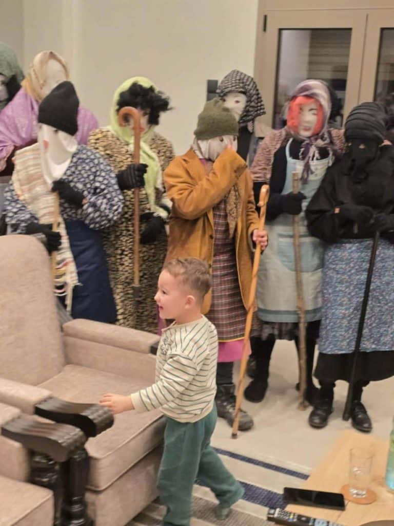 Πάτρα: "Κουκουλοφόροι" μπήκαν στα σπίτια στο Σούλι - Δείτε φωτό