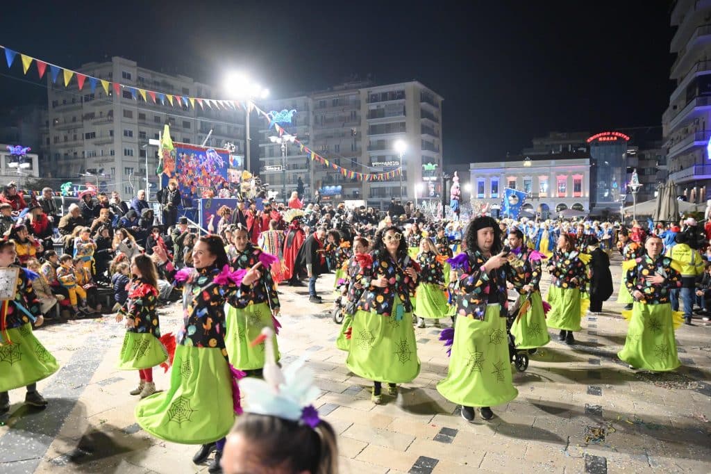 Πάτρα: Ποτάμι χαράς στη Νυχτερινή Ποδαράτη - Δεκάδες φωτό από την παρέλαση