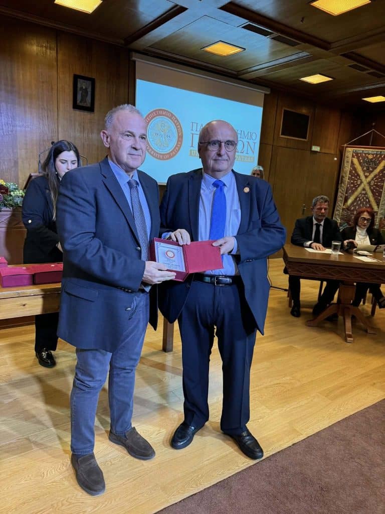 Πάτρα - φωτό: Το Πανεπιστήμιο τίμησε τους τρεις Ιεράρχες σε μία κατάμεστη αίθουσα