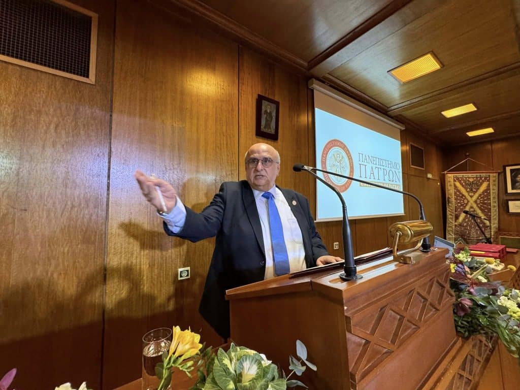 Πάτρα - φωτό: Το Πανεπιστήμιο τίμησε τους τρεις Ιεράρχες σε μία κατάμεστη αίθουσα