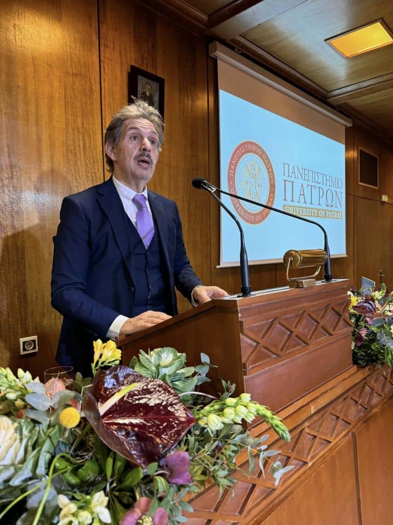 Πάτρα - φωτό: Το Πανεπιστήμιο τίμησε τους τρεις Ιεράρχες σε μία κατάμεστη αίθουσα