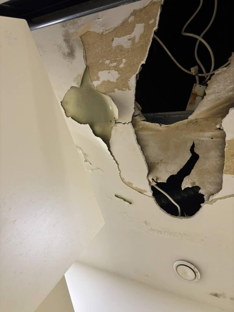 Πάτρα: Εικόνες ντροπής στο Παμπελοποννησιακό Στάδιο! Μούχλα και διάλυση...