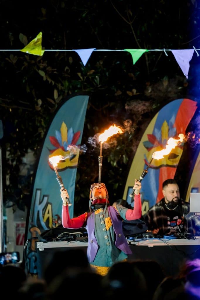 "Βούλιαξε" από κόσμο η Αμαλιάδα στην έναρξη του Καρναβαλιού με... FY - φωτό