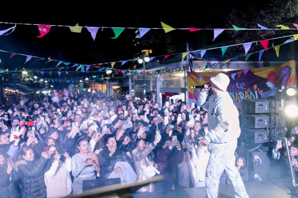 "Βούλιαξε" από κόσμο η Αμαλιάδα στην έναρξη του Καρναβαλιού με... FY - φωτό