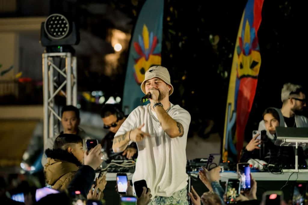 "Βούλιαξε" από κόσμο η Αμαλιάδα στην έναρξη του Καρναβαλιού με... FY - φωτό