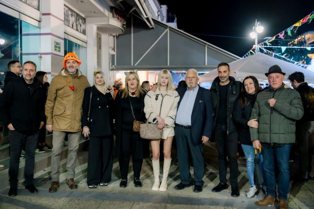 "Βούλιαξε" από κόσμο η Αμαλιάδα στην έναρξη του Καρναβαλιού με... FY - φωτό