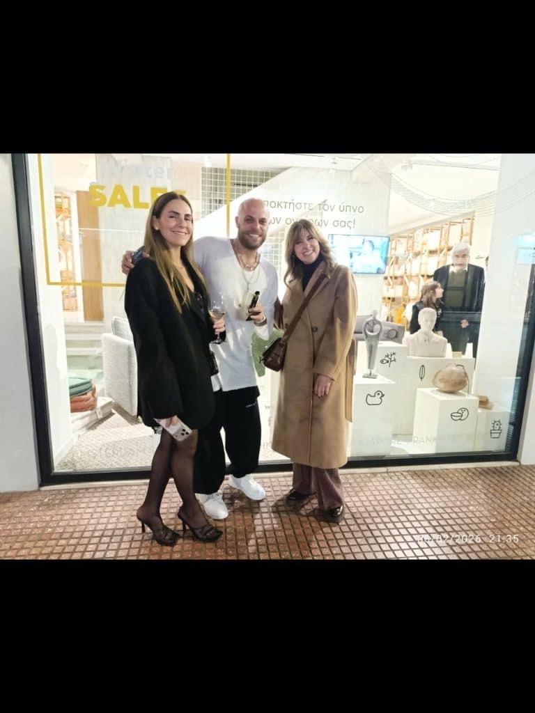 H Πατρινή εικαστικός που εκθέτει γλυπτά της στο Κολωνάκι - φωτό