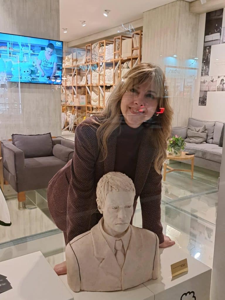 H Πατρινή εικαστικός που εκθέτει γλυπτά της στο Κολωνάκι - φωτό