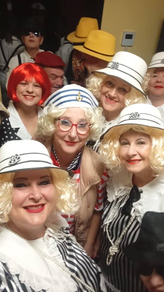 Οι ΣΦήΓΚΕΣ έκλεψαν τις εντυπώσεις στην πρεμιέρα του “Μερικοί το προτιμούν… Ξανθό” (Φώτο)