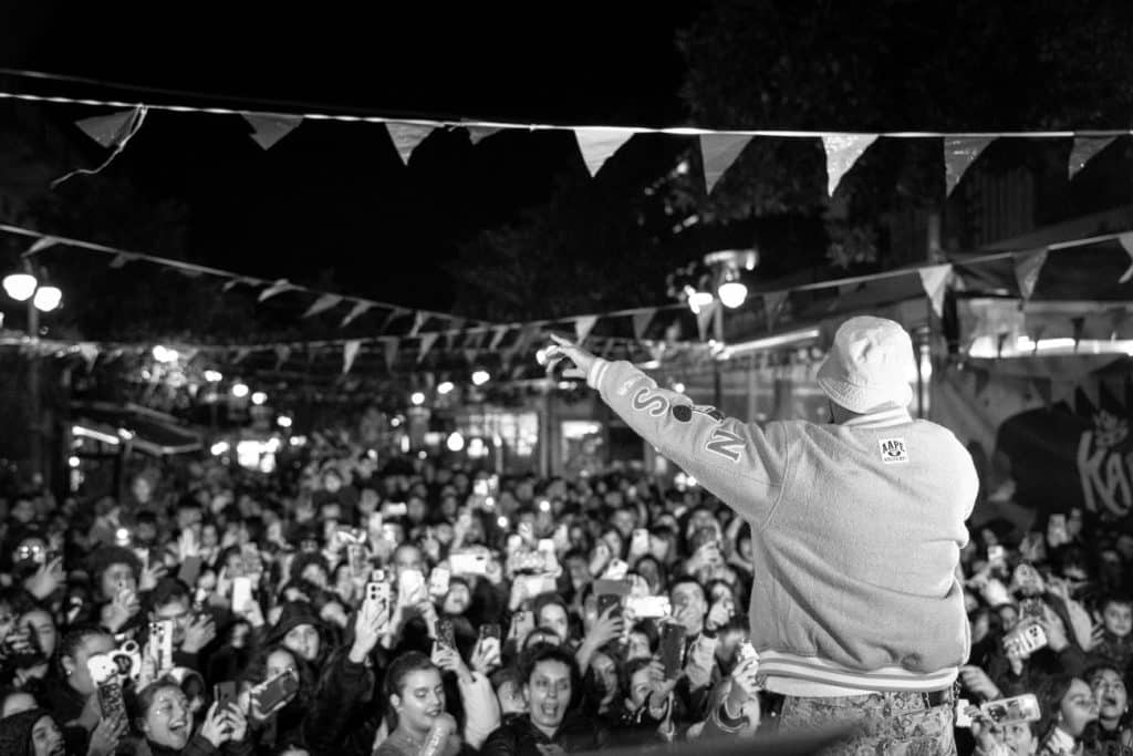 "Βούλιαξε" από κόσμο η Αμαλιάδα στην έναρξη του Καρναβαλιού με... FY - φωτό