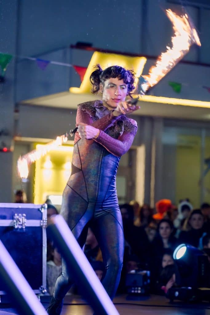 "Βούλιαξε" από κόσμο η Αμαλιάδα στην έναρξη του Καρναβαλιού με... FY - φωτό