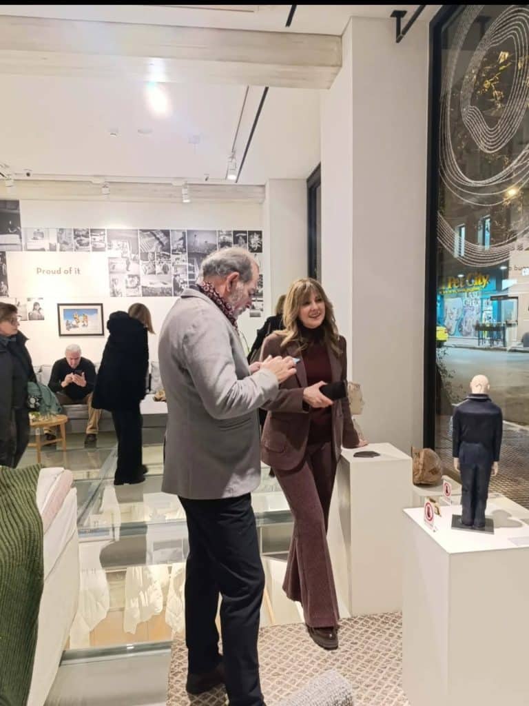 H Πατρινή εικαστικός που εκθέτει γλυπτά της στο Κολωνάκι - φωτό