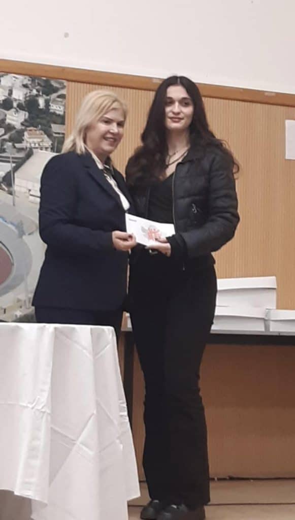 Πάτρα: Η Γεωργία Ντάτσικα στην πίτα τρίτεκνων οικογενειών - φωτό