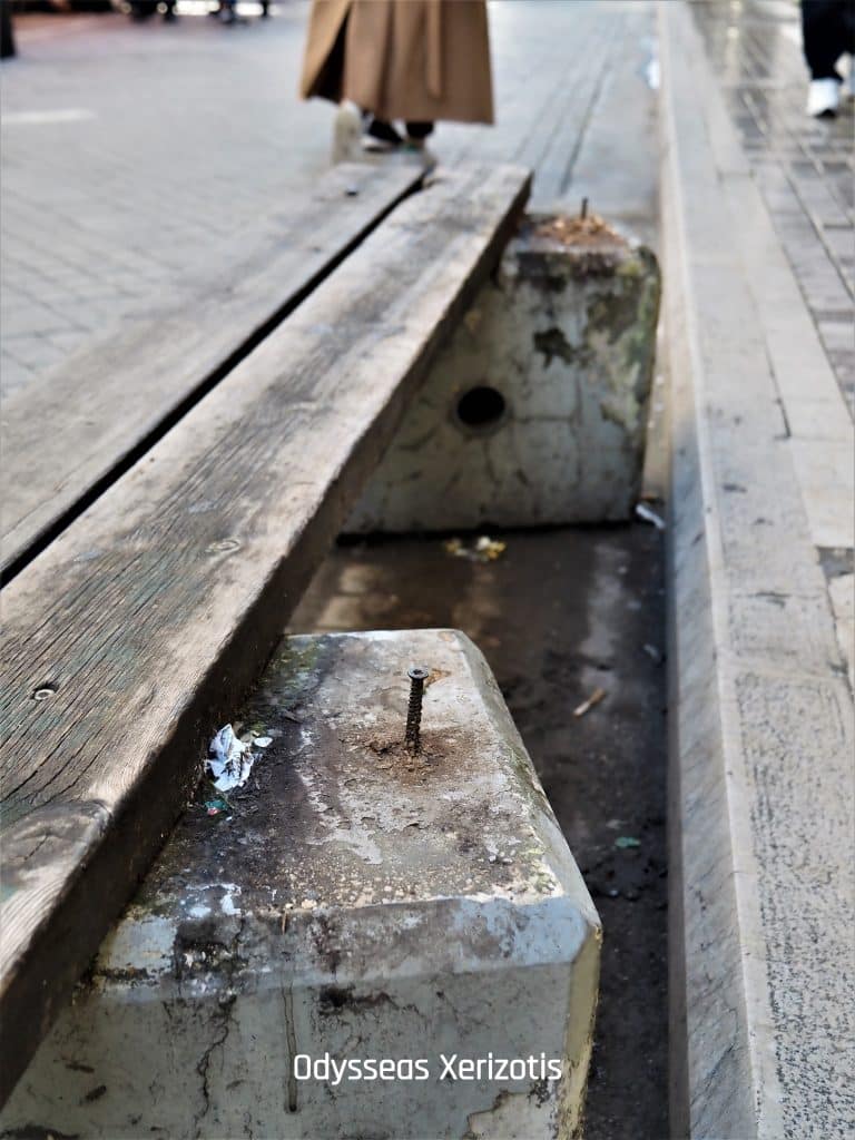 Πάτρα: Αυτό είναι το παγκάκι στο οποίο κάθεσαι και... σηκώνεσαι με "τέτανο"