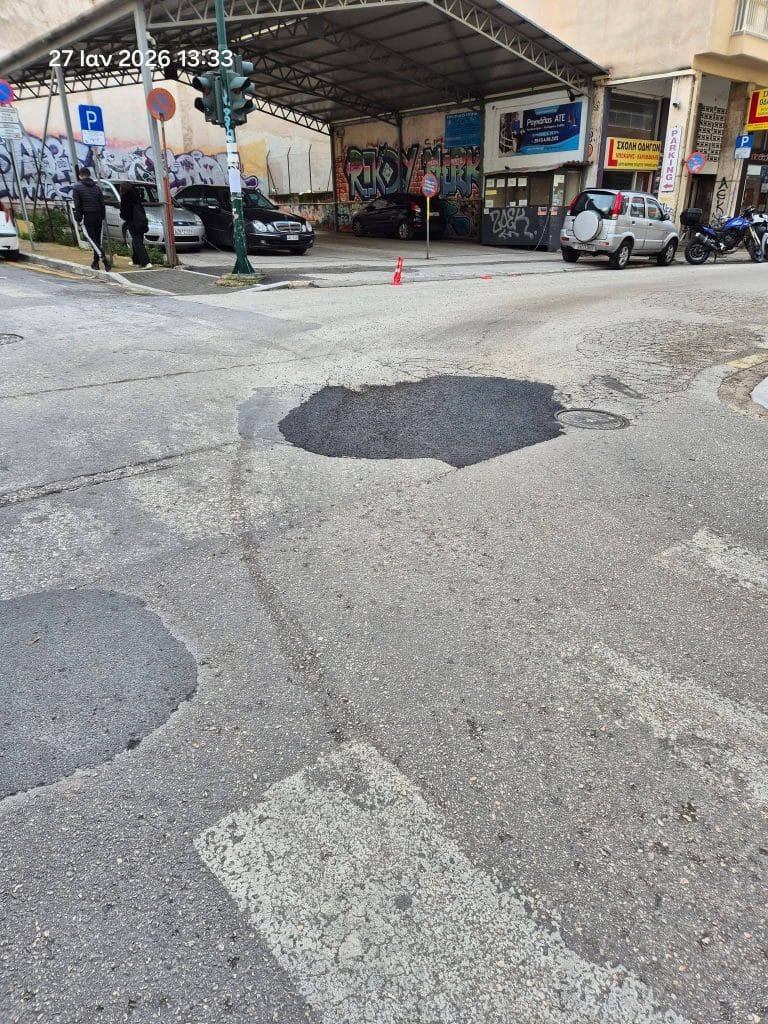 Πάτρα: Μέσα σε μία εβδομάδα... εξαφανίσθηκε το ασφαλτικό... και ξανάγινε λακκούβα! φωτο Πάτρα: Μέσα σε μία εβδομάδα... εξαφανίσθηκε το ασφαλτικό... και ξανάγινε λακκούβα! φωτο