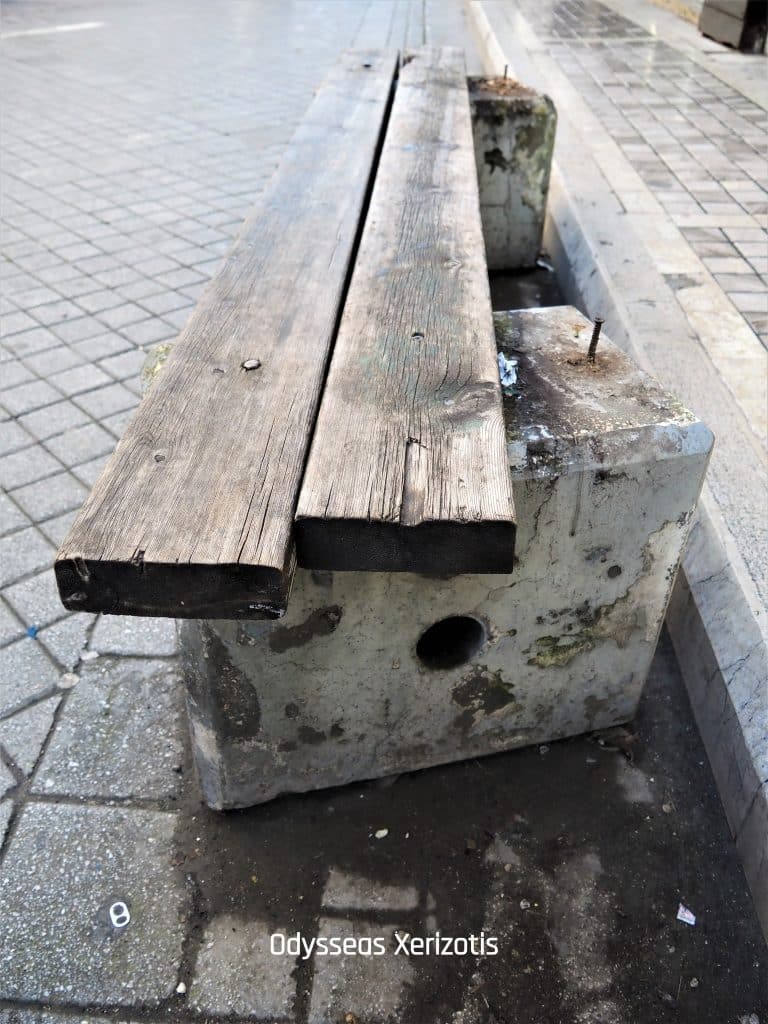 Πάτρα: Αυτό είναι το παγκάκι στο οποίο κάθεσαι και... σηκώνεσαι με "τέτανο" Πάτρα: Αυτό είναι το παγκάκι στο οποίο κάθεσαι και... σηκώνεσαι με "τέτανο"