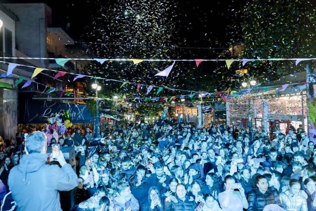 "Βούλιαξε" από κόσμο η Αμαλιάδα στην έναρξη του Καρναβαλιού με... FY - φωτό