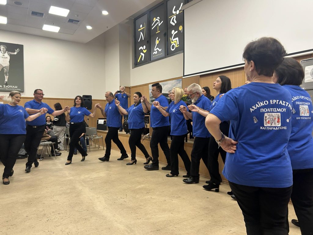 Πάτρα: Η Γεωργία Ντάτσικα στην πίτα τρίτεκνων οικογενειών - φωτό