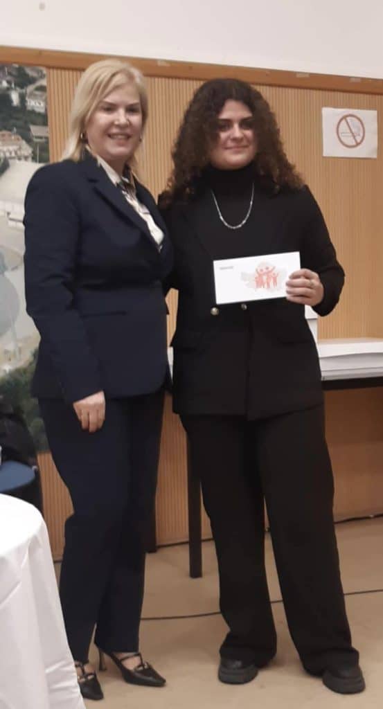 Πάτρα: Η Γεωργία Ντάτσικα στην πίτα τρίτεκνων οικογενειών - φωτό